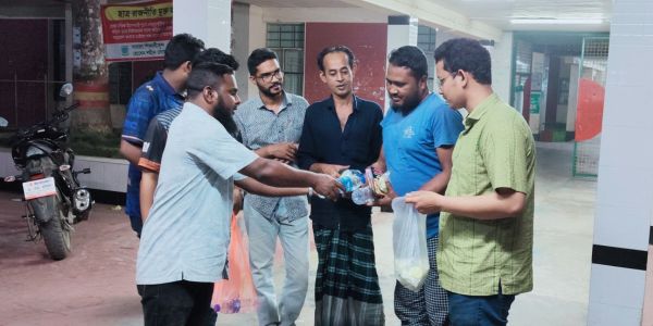 বাকৃবি ছাত্রদলের উদ্যোগে নিরাপত্তা প্রহরীদের মাঝে সেহরি বিতরণ